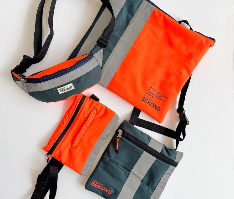 accesorios creados con uniformes sobrantes